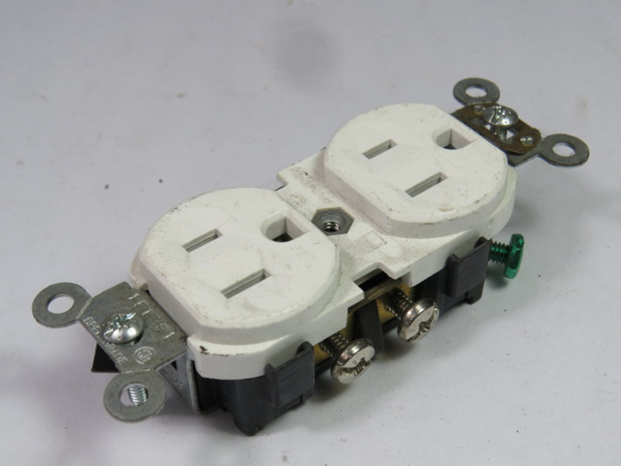 Leviton 5262-W Duplex Receptacle 15A 125V White USED