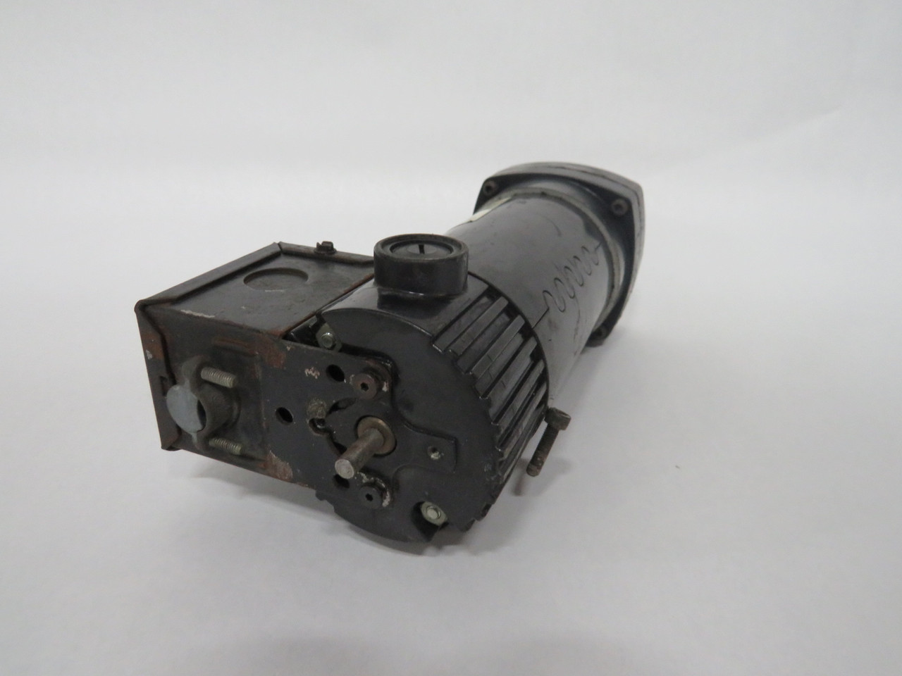 Dayton DC Gearmotor 12.9:1 42 in-lbs/4.74NM 1/10HP 139RPM C/W Wiring Box USED