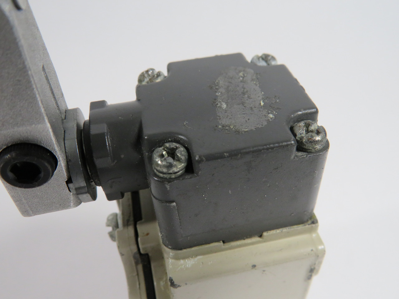 Omron D4B-2111N Limit Switch Roller Lever D4B70010N Head SHELF WEAR USED