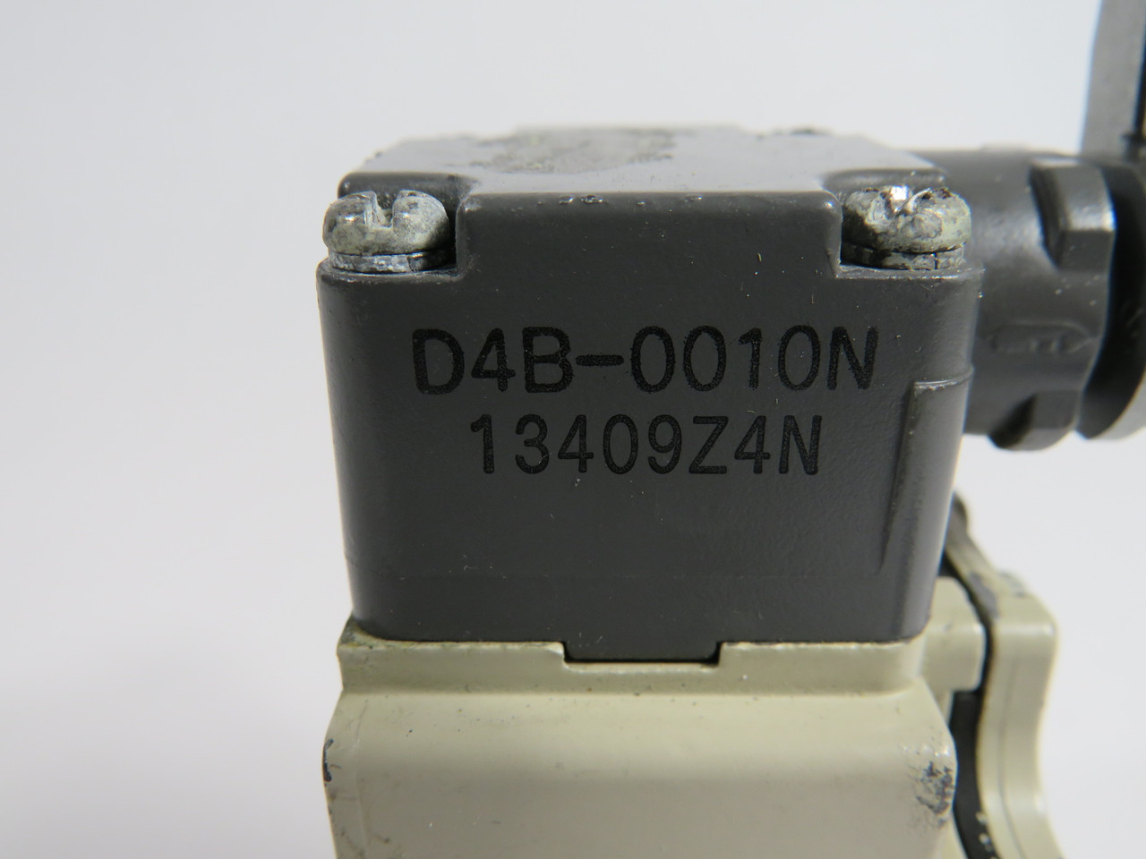 Omron D4B-2111N Limit Switch Roller Lever D4B70010N Head SHELF WEAR USED