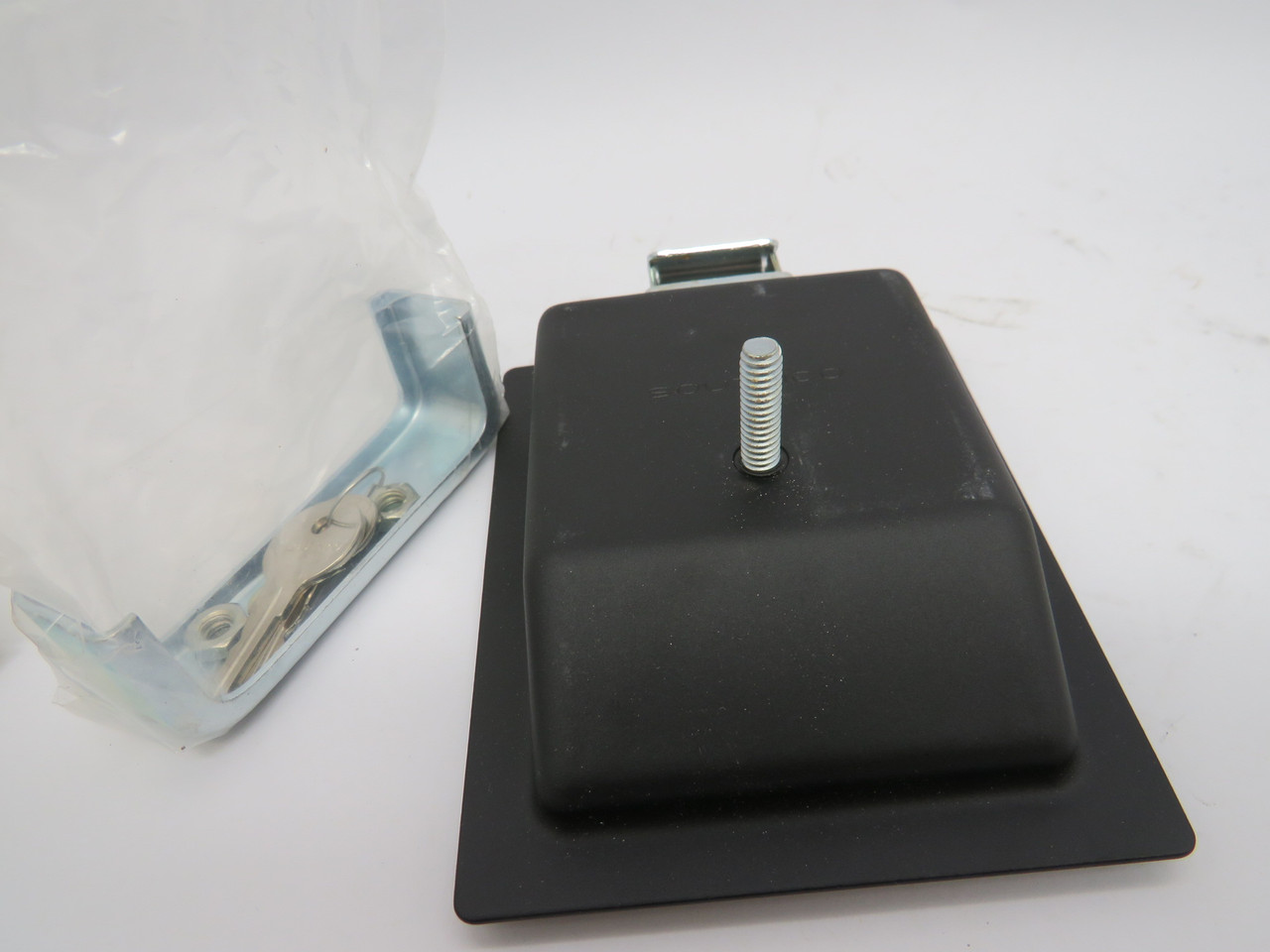 Southco 64-10-302-90 Slam Action Push-to-Close Large Latch w/Key NEW