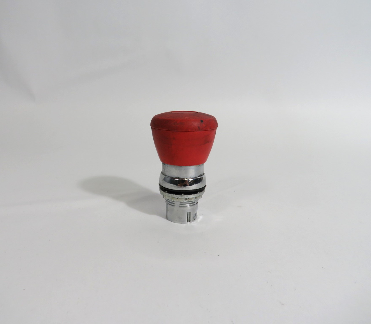 Allen-Bradley 800FM-MP44 Push-Pull Red Mushroom Button Operator W/O Mount USED