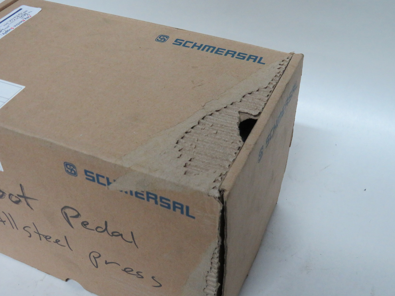 Schmersal TFH-232-22UEDR Hooded Foot Switch 2NO/2NC *Damaged/Open Box* USED
