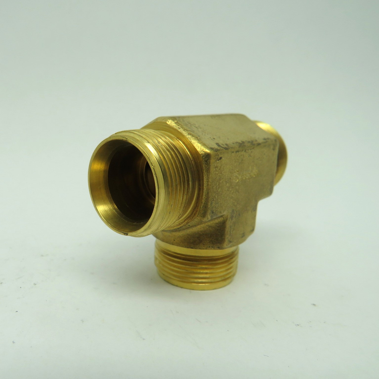 Swagelok B-600-3 Union 3/8" Tee Tube Fitting Brass *Shelf Wear* NOP