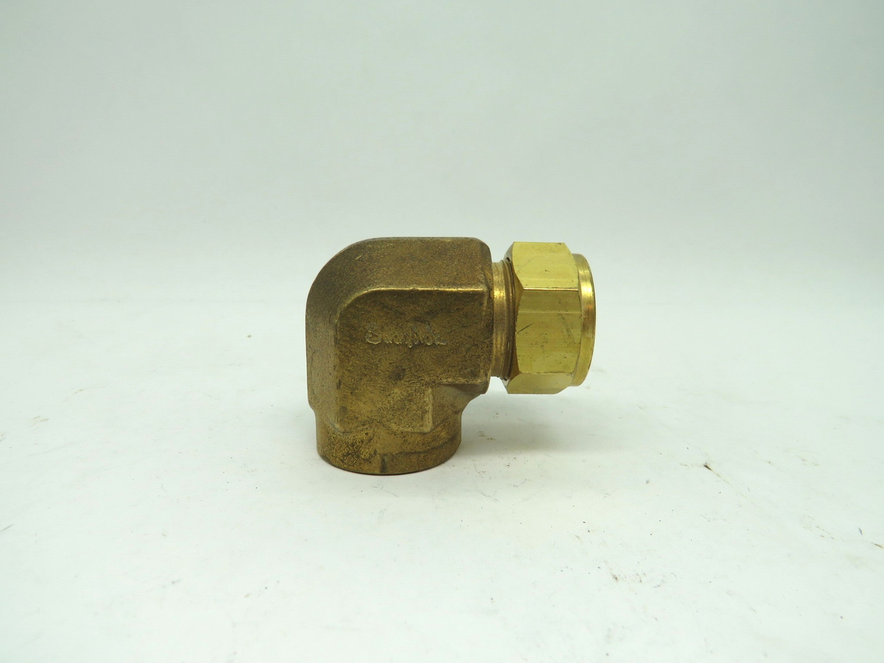 Swagelok B-810-8-8 Elbow 1/2" OD x 1/2"NPT Fitting Female Brass USED