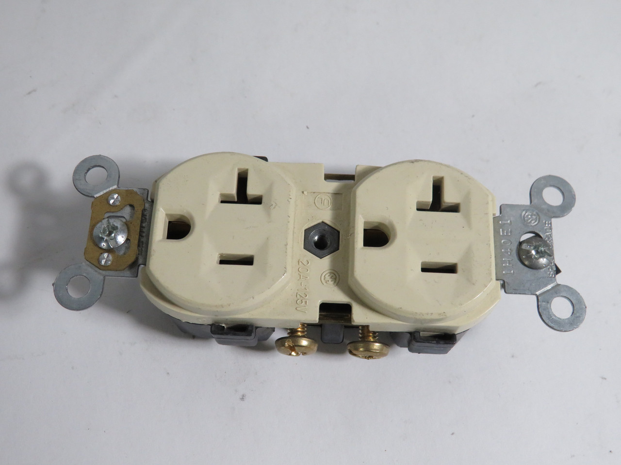 Leviton BR20-I Duplex Receptacle Ivory 20A 125V Lot of 4 USED