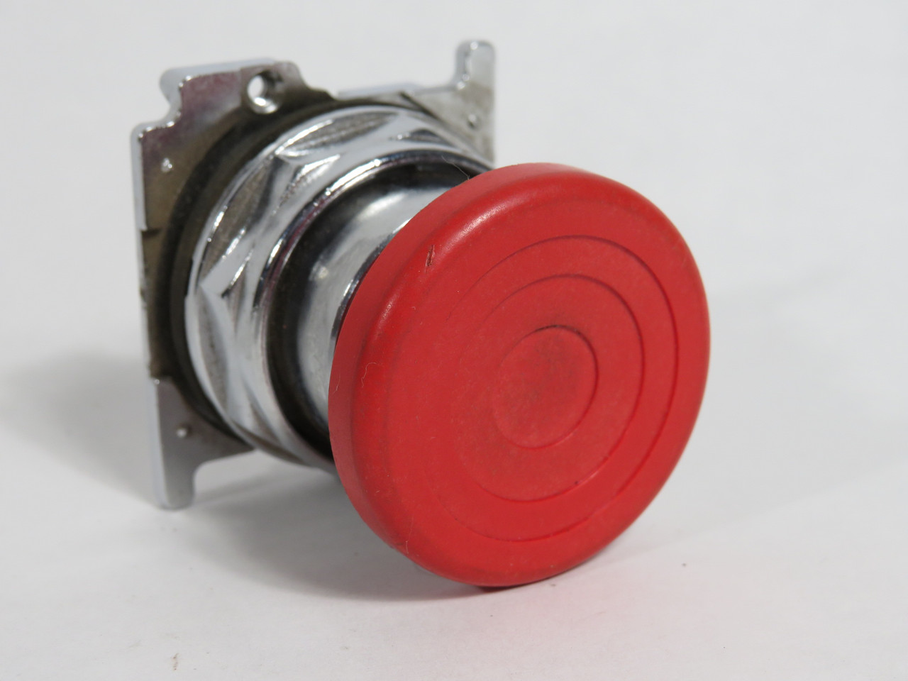 Cutler-Hammer 10250T122 Momentary Push Button Operator Red Mushroom Button USED