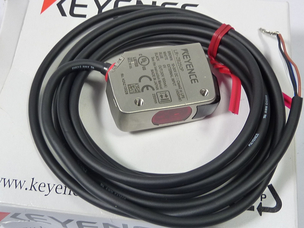 Keyence LR-ZB250P CMOS Laser Sensor 10-30VDC 100mA 250mm Range 2m Cable ! NEW !