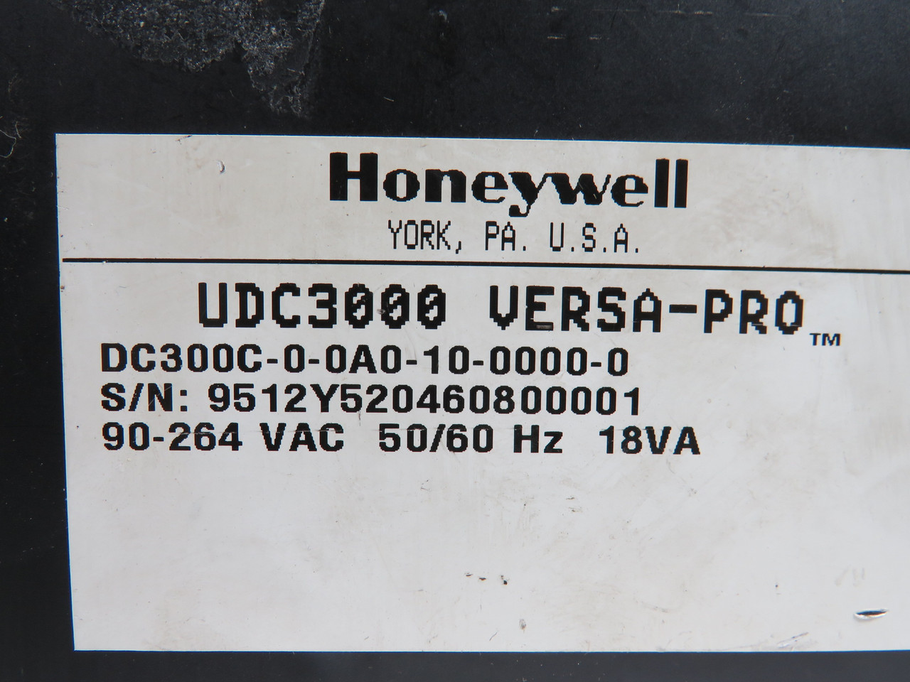 Honeywell DC300C-0-0A0-10-0000-0 Temperature Controller MISSING SCREWS USED