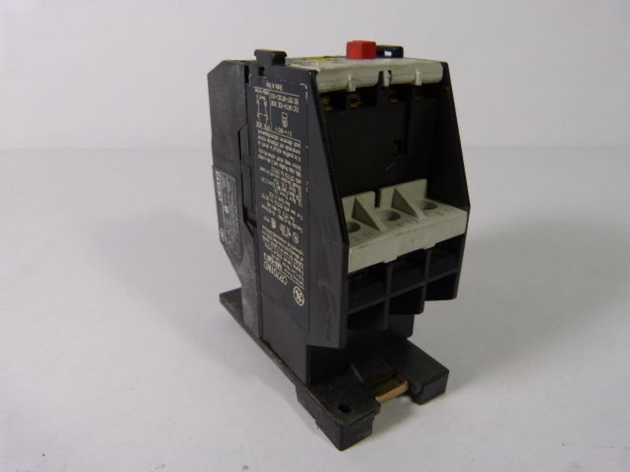 General Electric CR7G1WD Overload Relay 0.63-0.90A C/W CR7XY3 Mounting Base USED