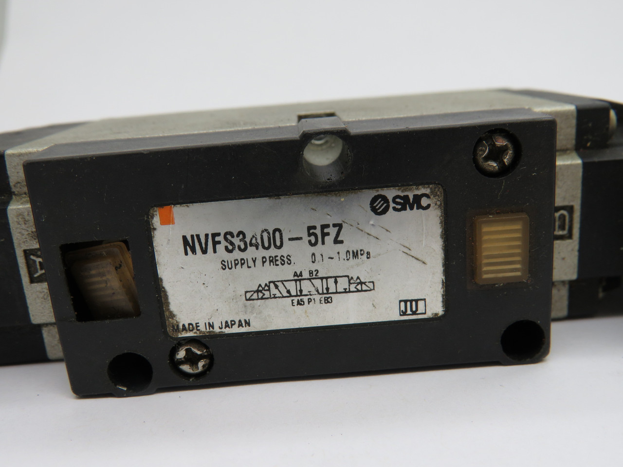 SMC NVFS3400-5FZ Solenoid Valve 3 Position 5 Way 21-26VDC Cosmetic Damage USED