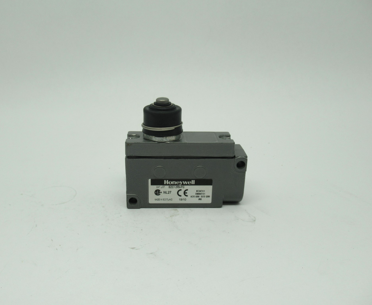 Honeywell BZE7-2RN-PG Limit Switch IP65 Snap Action 480V NO/NC USED