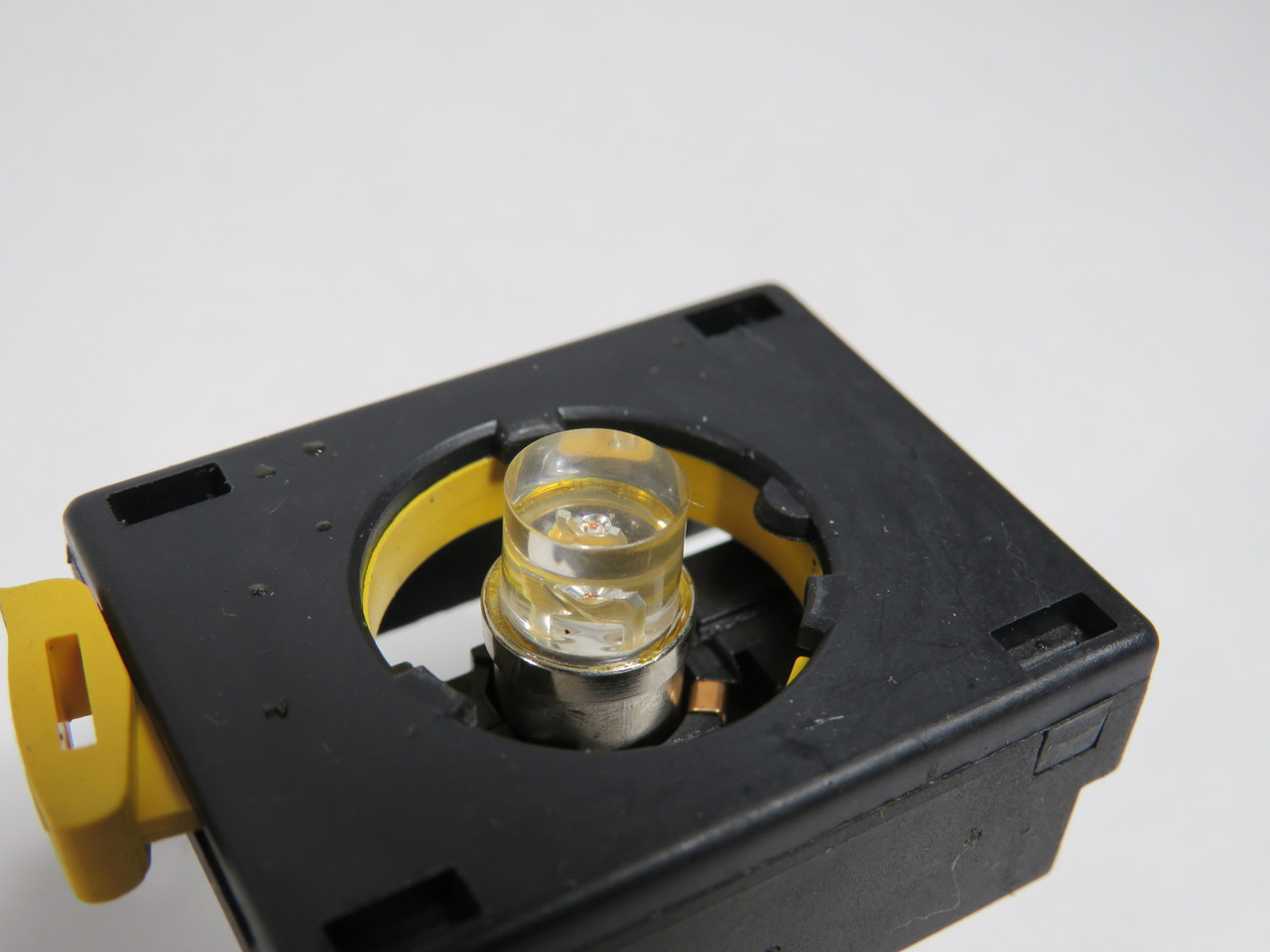 Eaton Cutler-Hammer EM22H9X96 Indicating Light Unit 120V Amber Lens USED