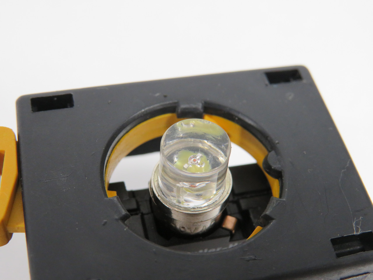 Eaton Cutler-Hammer EM22H4 Indicating Light Unit 60V/250V Yellow Lens USED