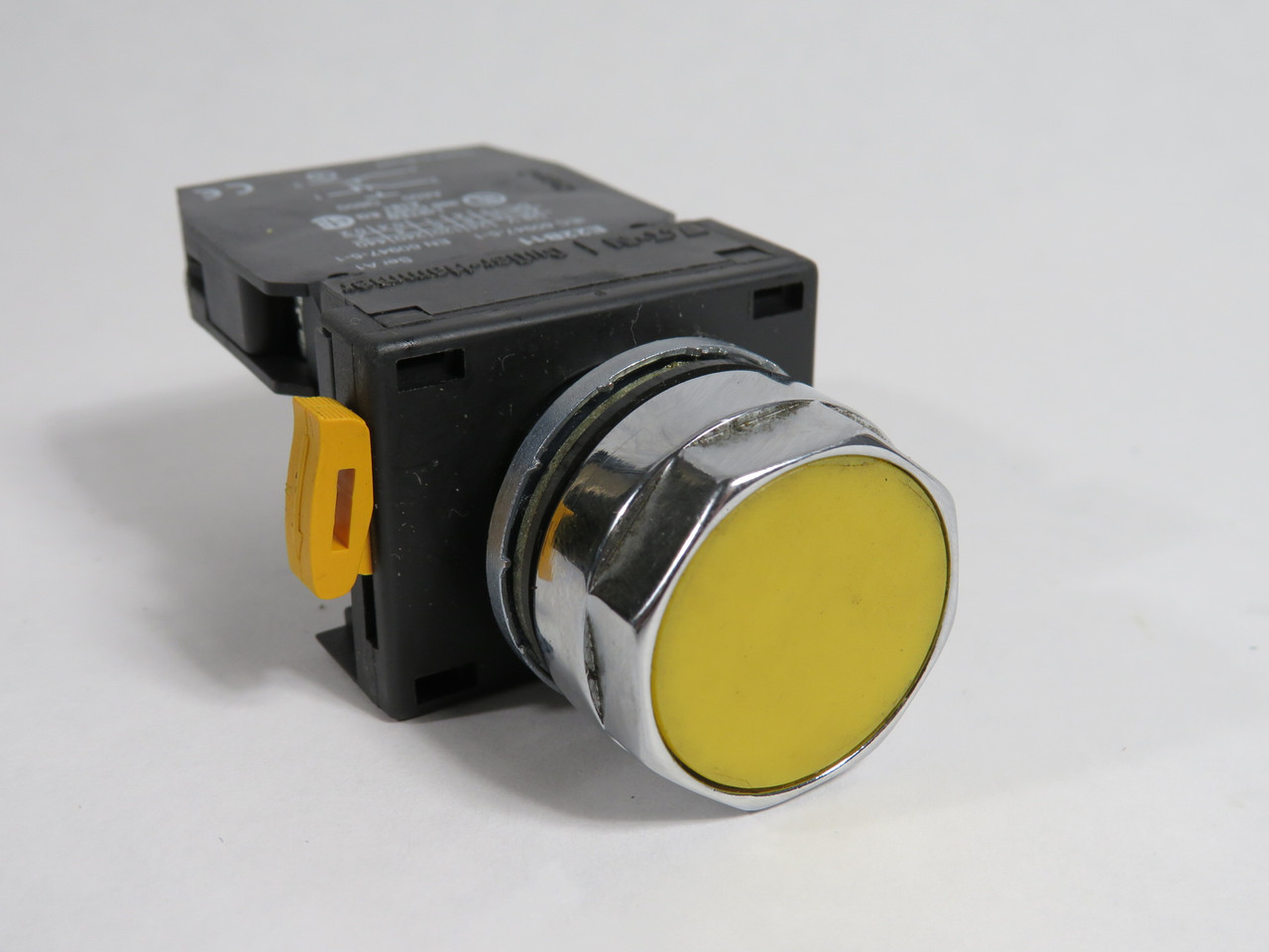Eaton Cutler-Hammer EM22P4C Push Button Unit 1NO 1NC Flush Yellow Cap USED