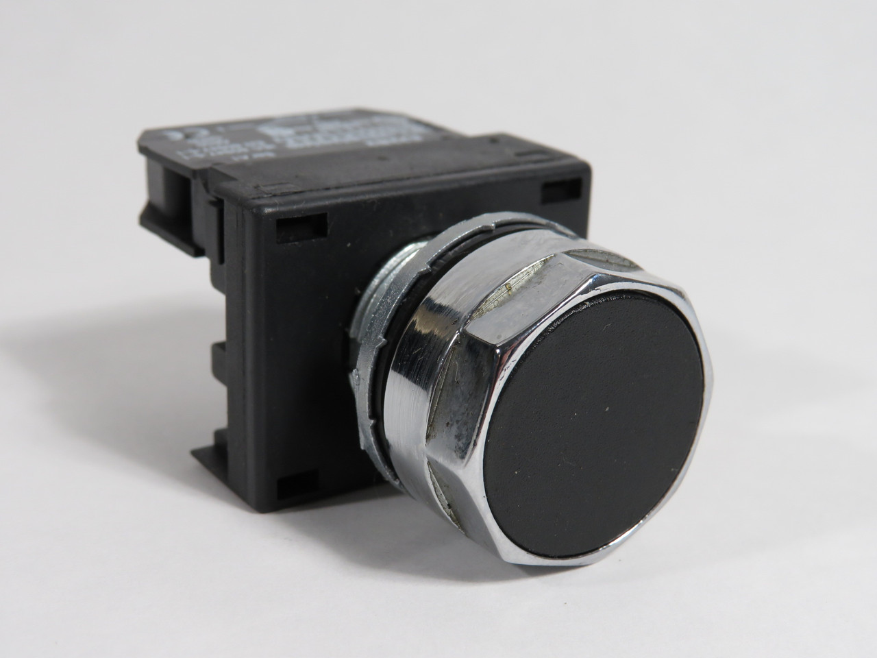 Eaton Cutler-Hammer EM22P1A Momentary Push Button Unit 1NO Flush Black Cap USED