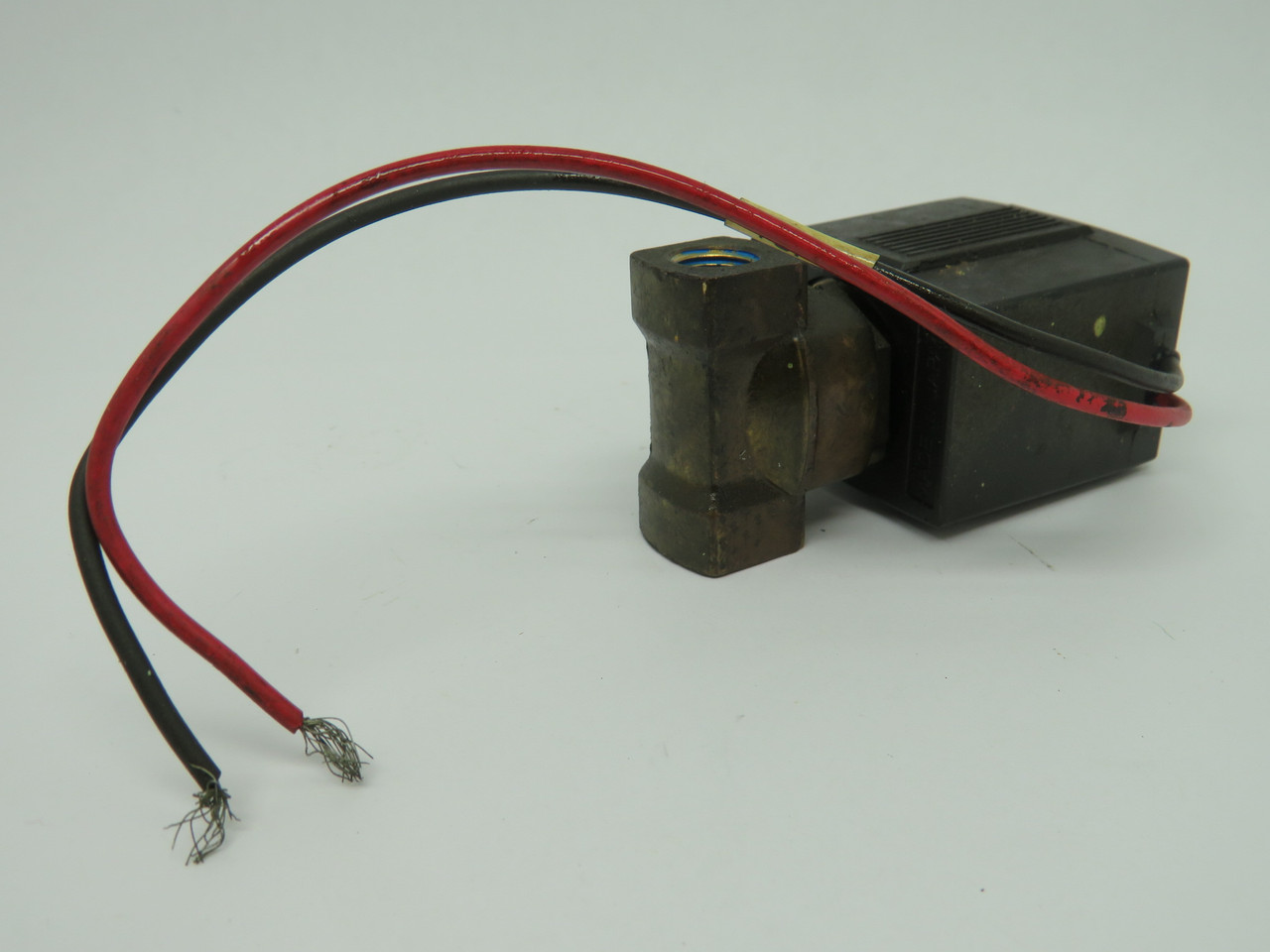 SMC VX2320A Solenoid Valve 30 Press 1/4" USED