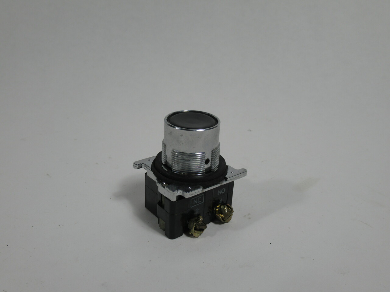 Eaton Cutler-Hammer 10250T101-1 Push Button 1NO 1NC Flush Head Black USED