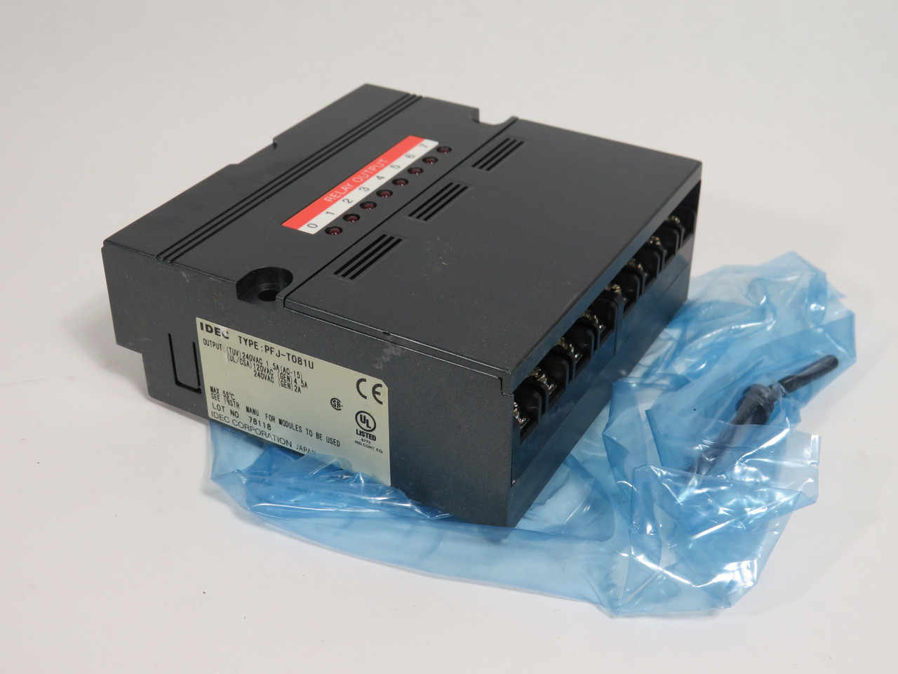 IDEC PFJ-T081U 8-Relay Output Module 240V 1.5/2A 120V 4.5A SHELF WEAR NEW