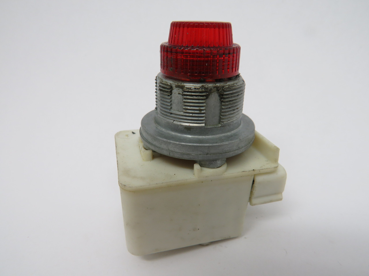 Square D 9001KP35R31 Ser J Red Fresnel Panel Mount Pilot Light *COS Wear* USED