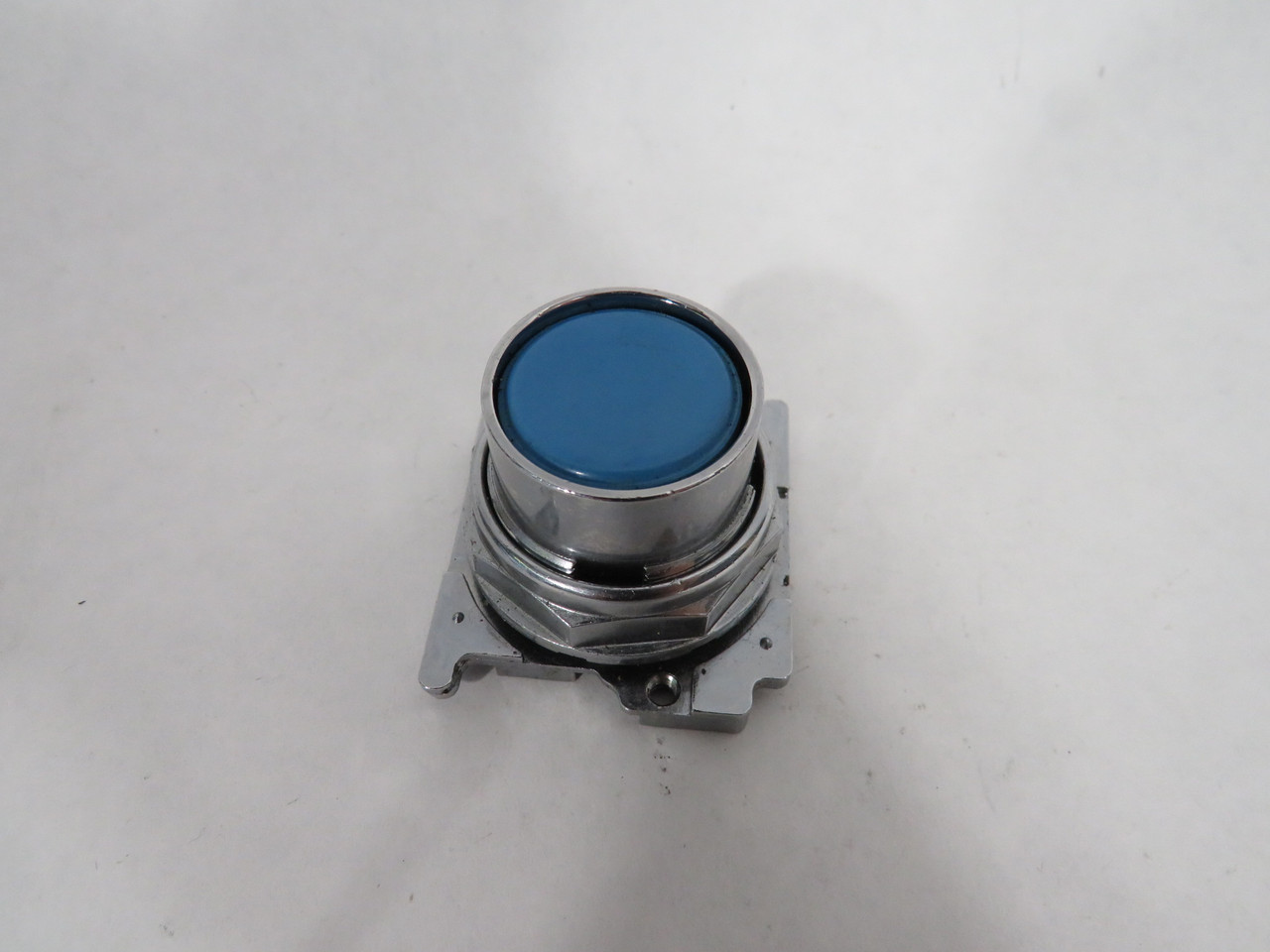Eaton/Cutler-Hammer 10250T108 Blue Flush Momentary Push Button Operator USED