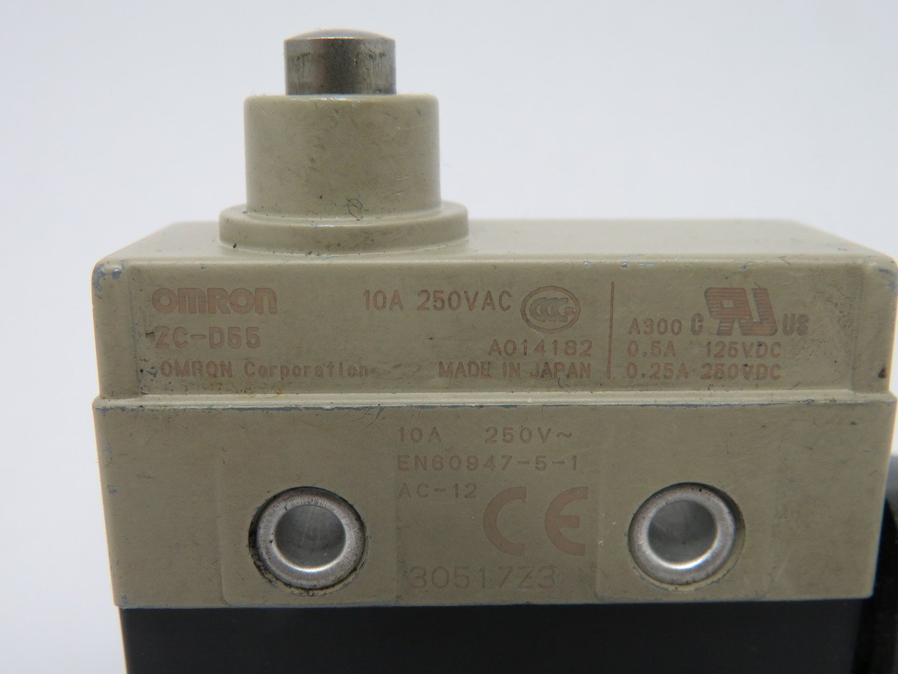 Omron ZC-D55 Push Button Limit Switch 10A@250VAC .5A@125VDC 0.25A@250VDC USED