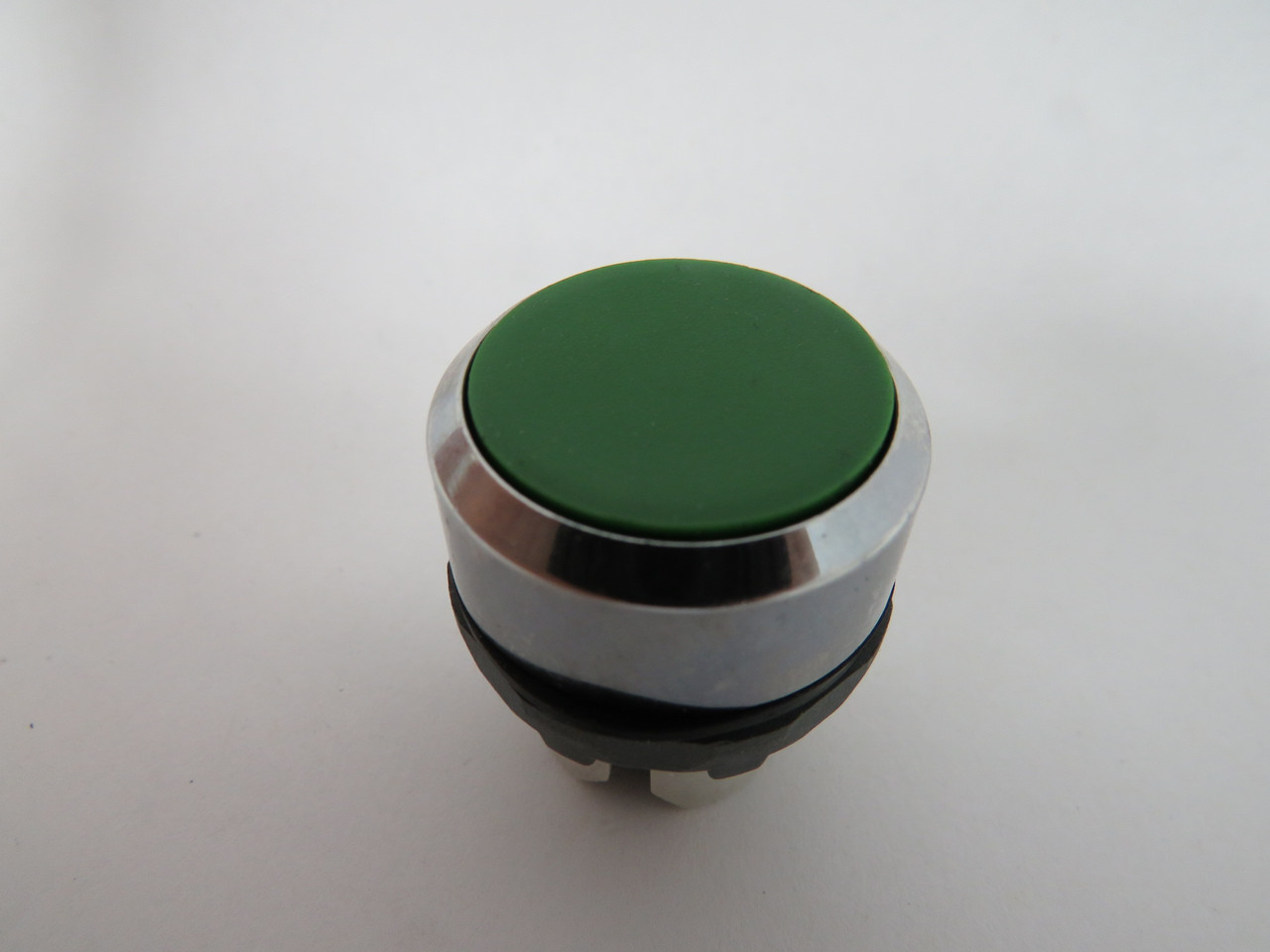 ABB MP1-30G 1SFA611100R3002 Momentary Green Flush Push Button Operator USED