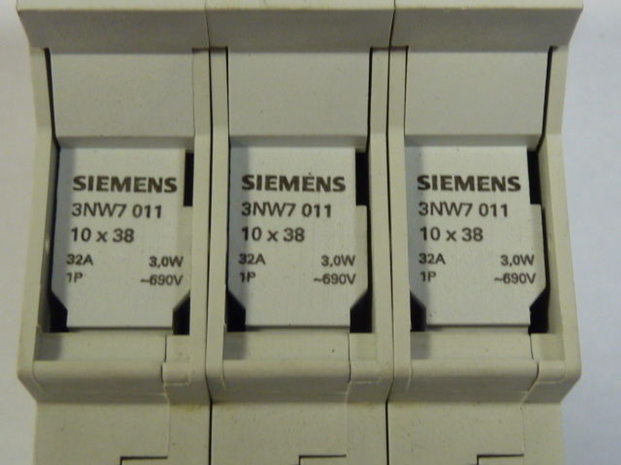 Siemens 3NW7011 Fuse Holder 30A 600V 3P USED
