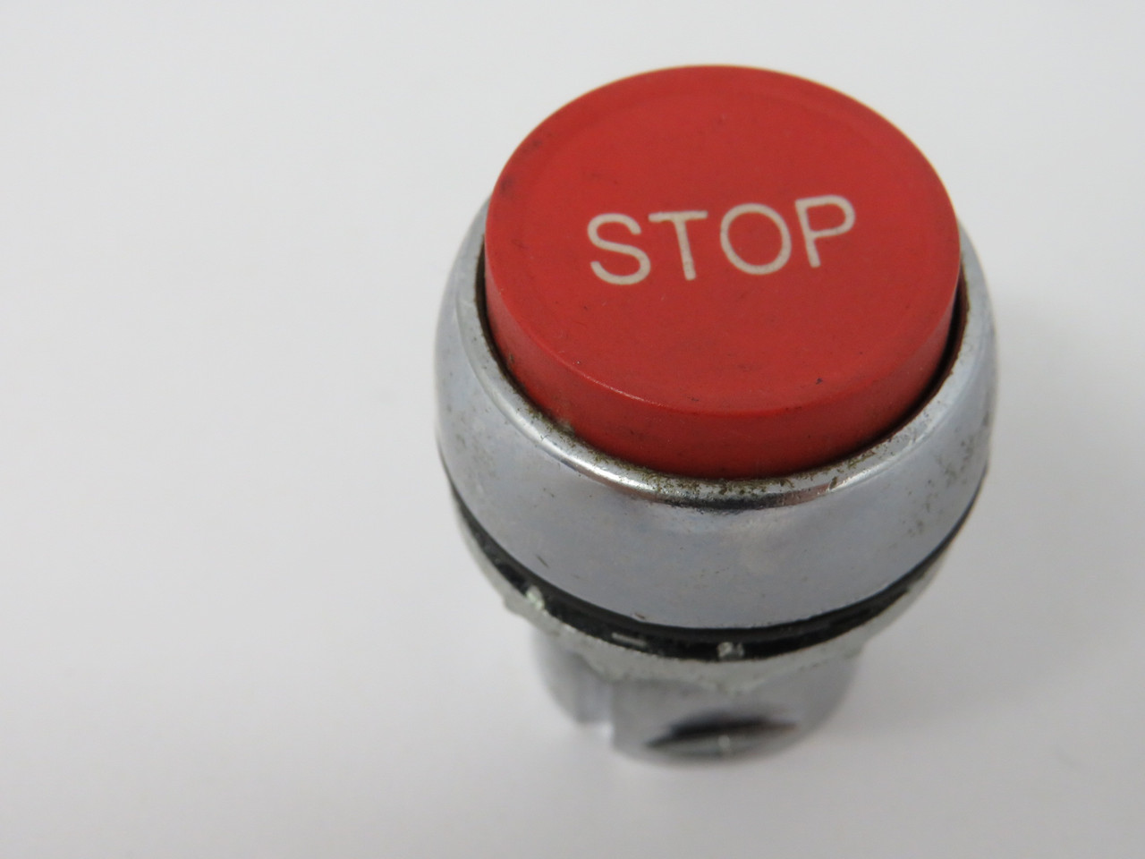 Allen-Bradley 800FM-E402 Red Extended Momentary Push Button Operator USED