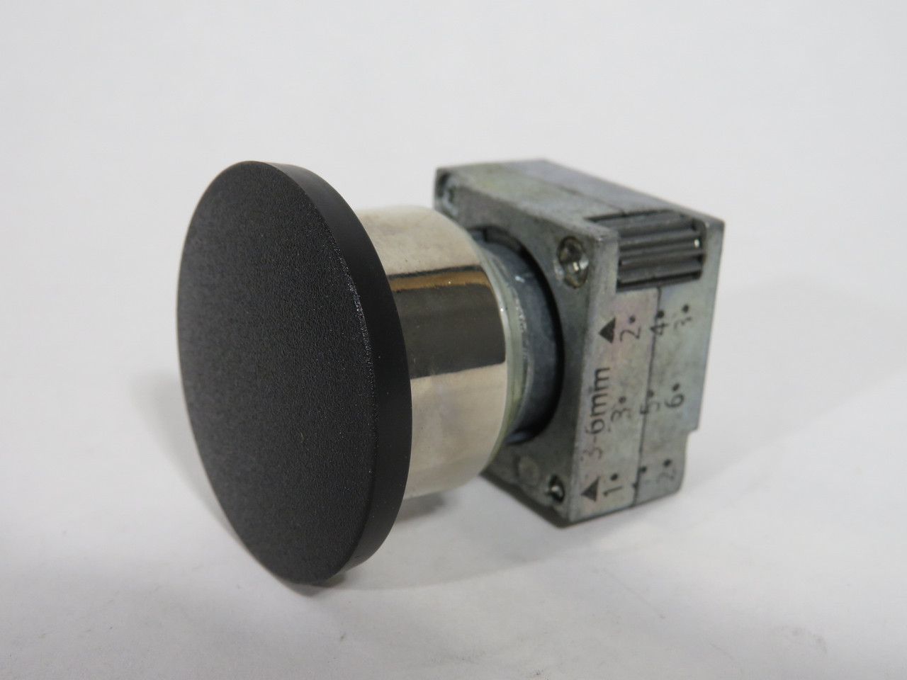 Siemens 3SB3500-1GA11 Black Mushroom Push Button Actuator w/Holder 40mm D USED