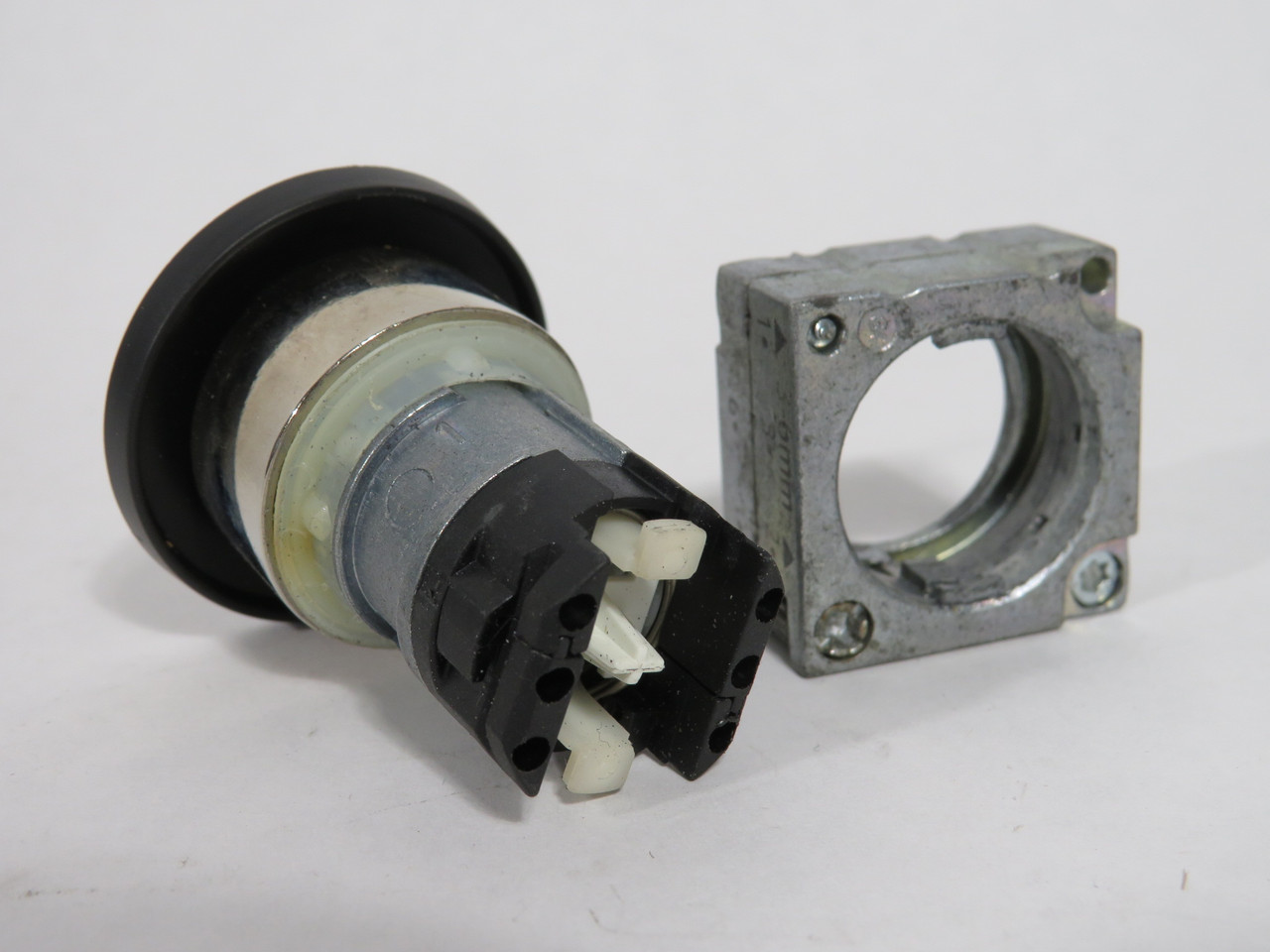 Siemens 3SB3500-1GA11 Black Mushroom Push Button Actuator w/Holder 40mm D USED