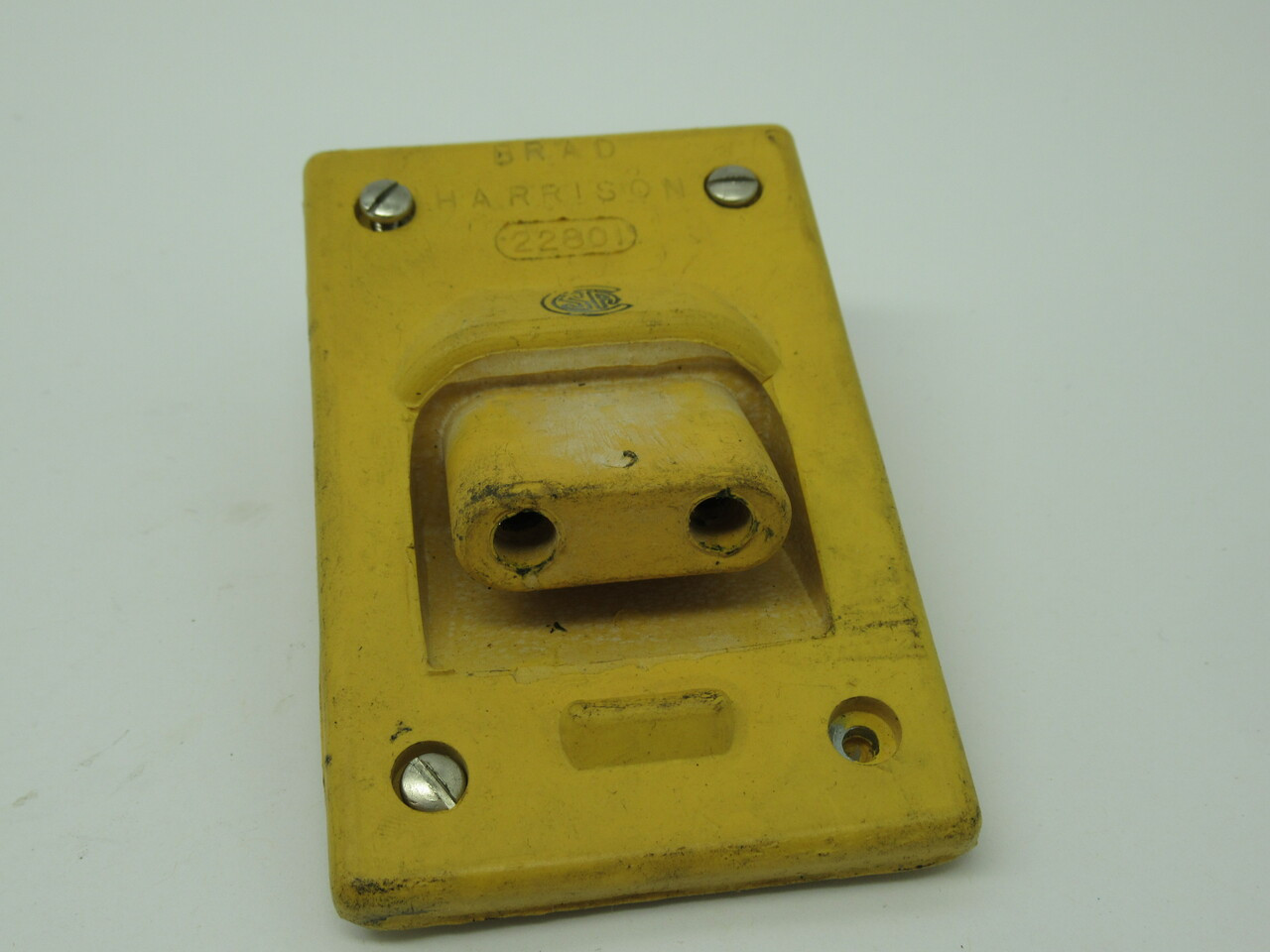 Brad Harrison 22801 Yellow Safety Angle Receptacle 25A 2P *Missing Screw* USED