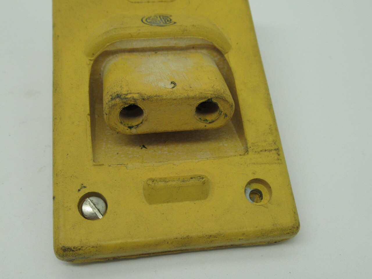 Brad Harrison 22801 Yellow Safety Angle Receptacle 25A 2P *Missing Screw* USED