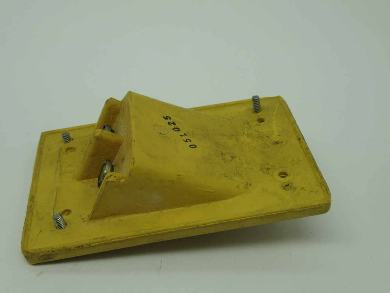 Brad Harrison 22801 Yellow Safety Angle Receptacle 25A 2P *Missing Screw* USED
