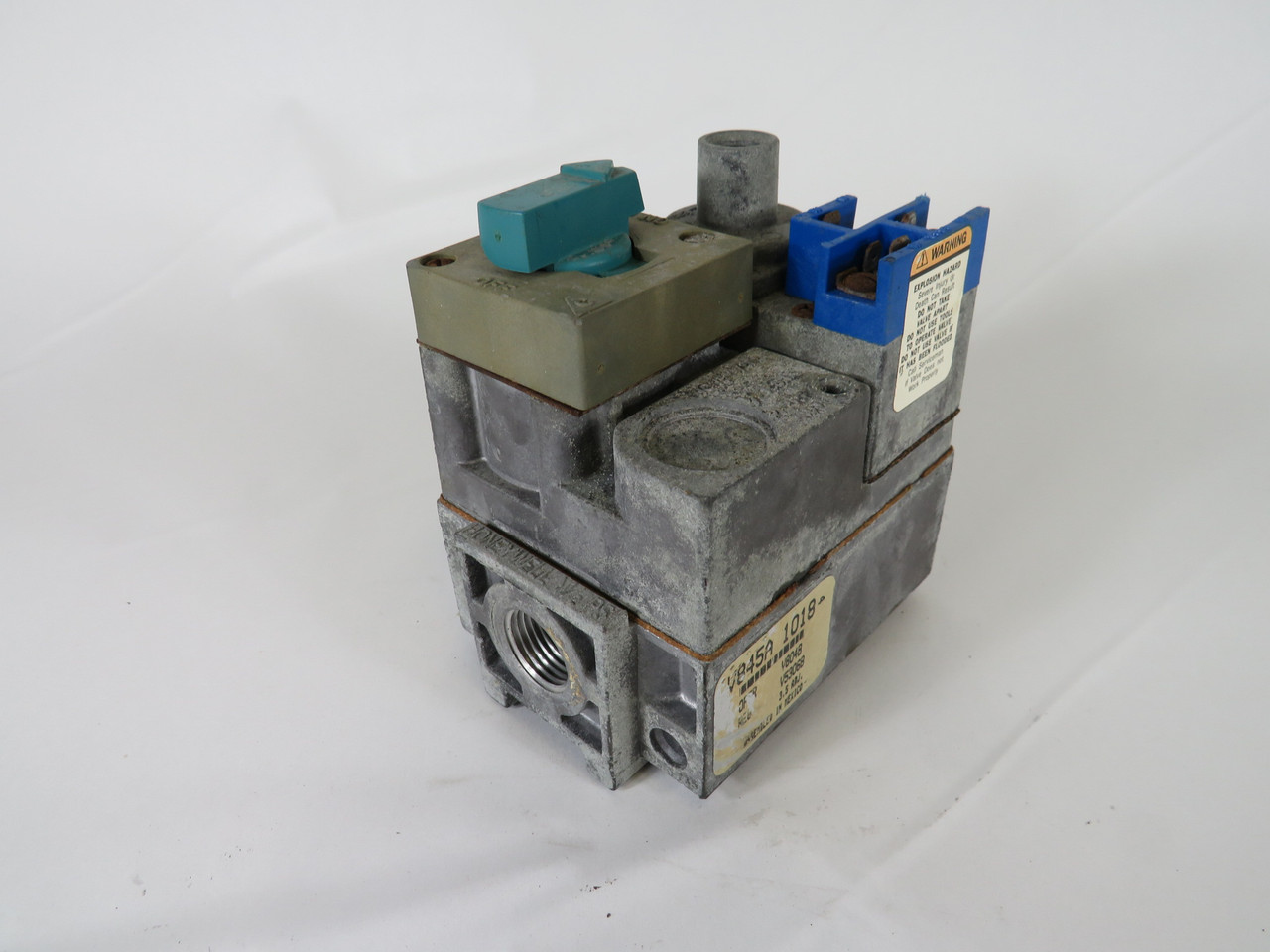 Honeywell V845A-1018 Direct Spark Ignition Combination Gas Valve SHELF WEAR USED
