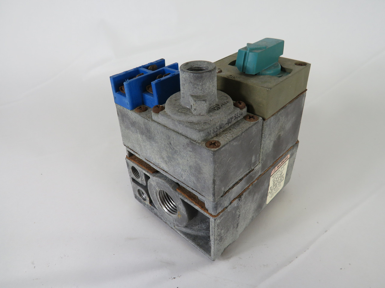Honeywell V845A-1018 Direct Spark Ignition Combination Gas Valve SHELF WEAR USED