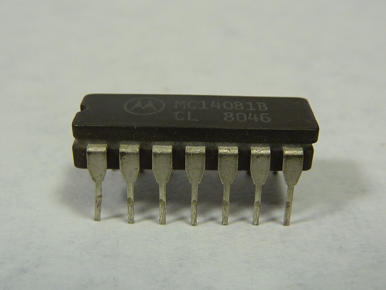 Motorola MC14081BCL IC Logic Gate 3-18V USED