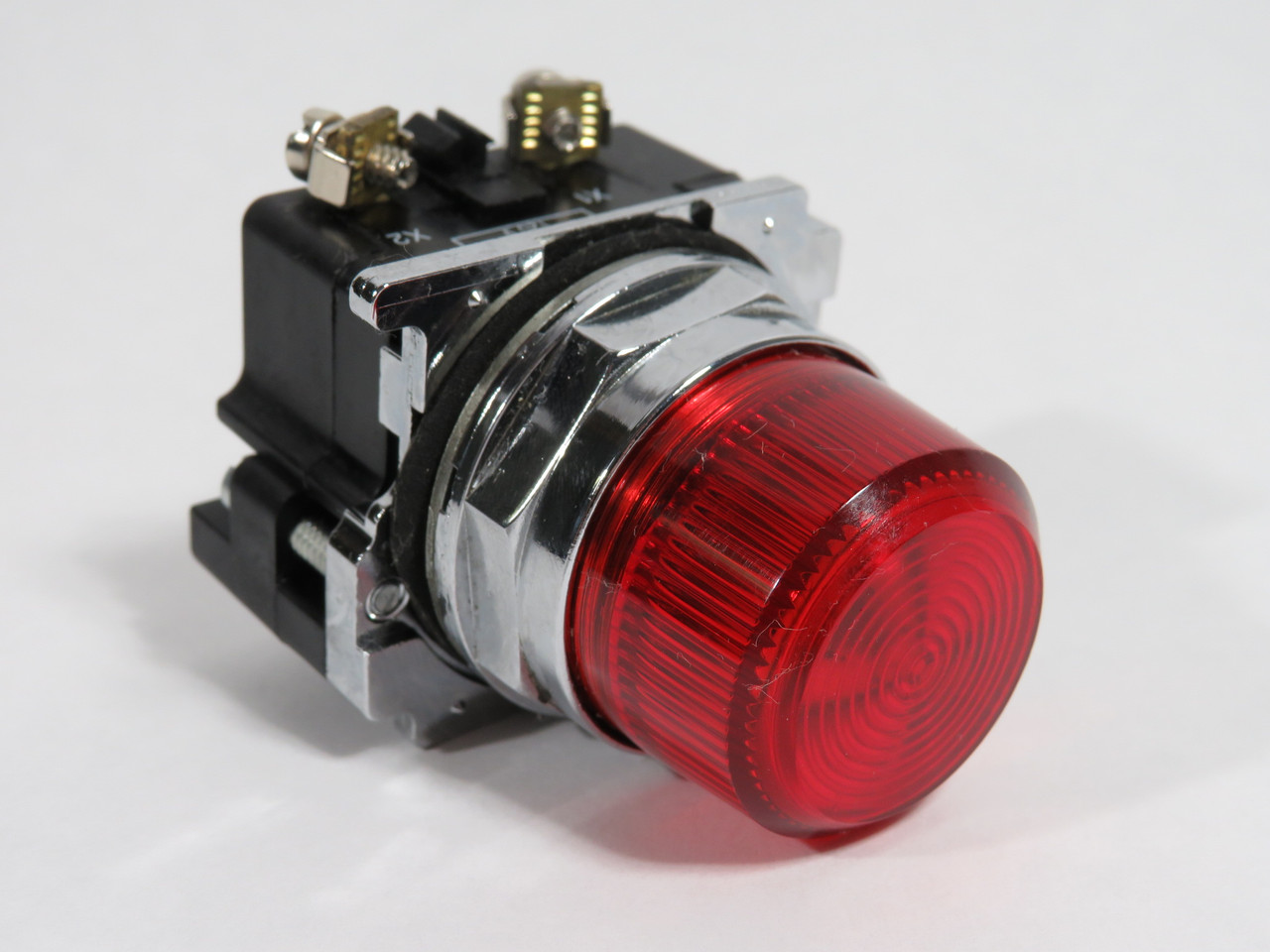Cutler-Hammer 10250T201NC1N Incandescent Pilot Light 120V Resistor Red Lens USED