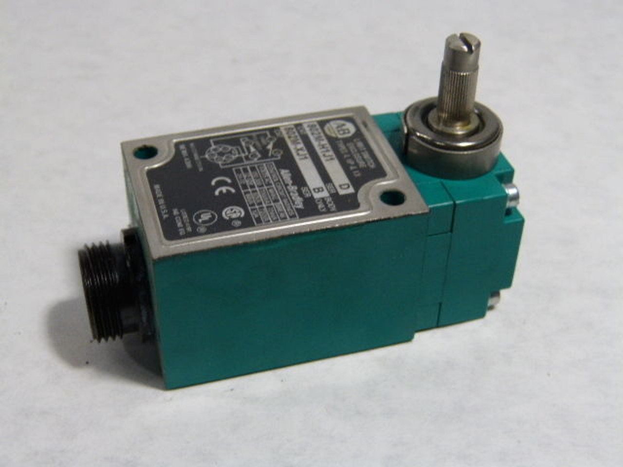 Allen-Bradley 802M-H1J1 Series D Limit Switch 600V 10A C/W 802M-H1X Head USED