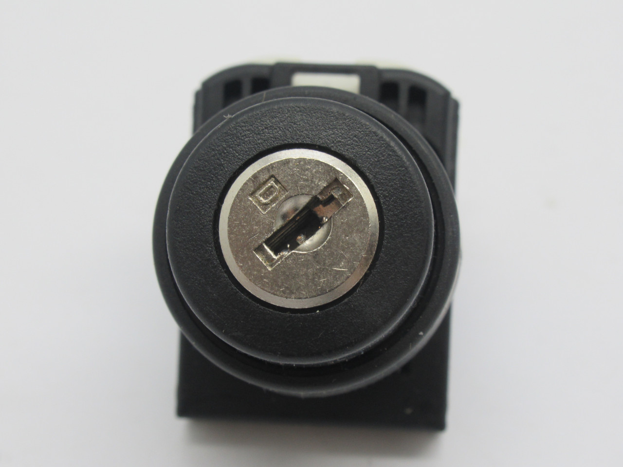 Fuji Electric AR22JR-2B10 2-Position Key Removable Select Switch 1NO NO KEY USED