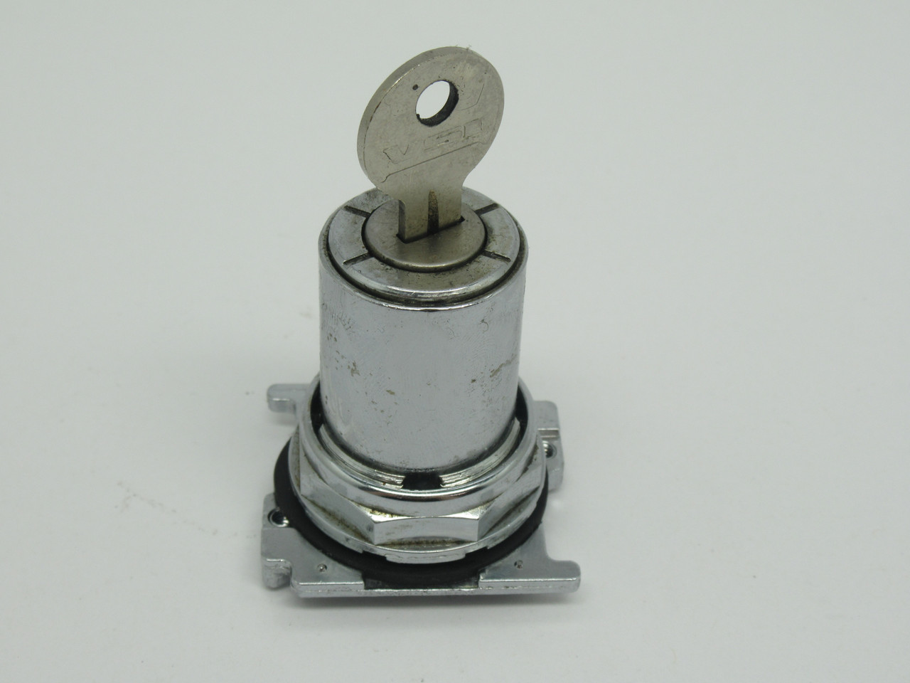 Cutler-Hammer 10250T15113 Key Selector Switch Operator 2-Position CAM 1 USED