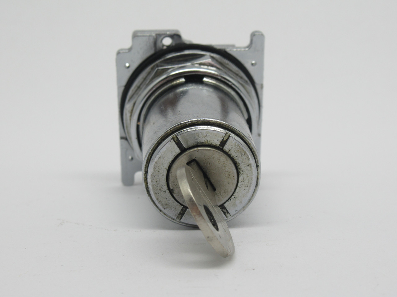 Cutler-Hammer 10250T15113 Key Selector Switch Operator 2-Position CAM 1 USED