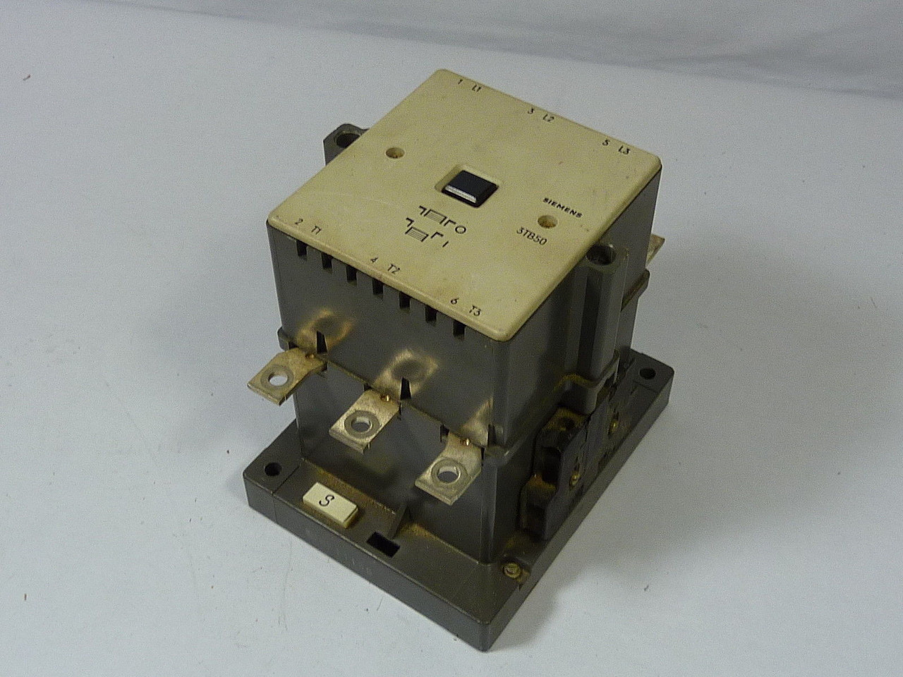 Siemens 3TB50-17-0A Contactor 480/575V 50/60Hz Coil USED