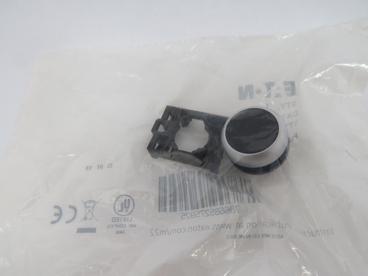 Eaton M22-D-S Black Momentary Push Button Actuator w/Mounting Latch NWB