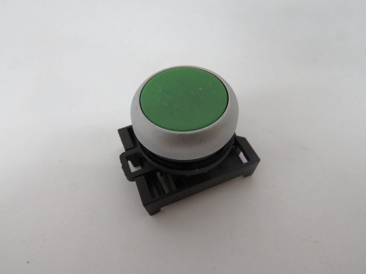 Eaton M22-D-G Green Momentary Light Operator w/Mounting Latch Shelf Wear NOP