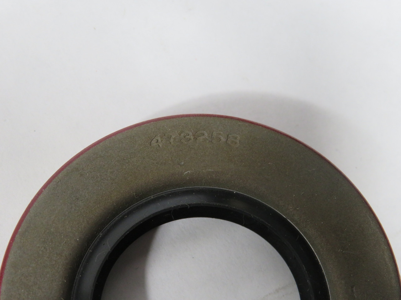 National Federal Mogul 473258 Oil Seal 2.561" OD 1.375" ID 0.375" W BOX DMG NEW