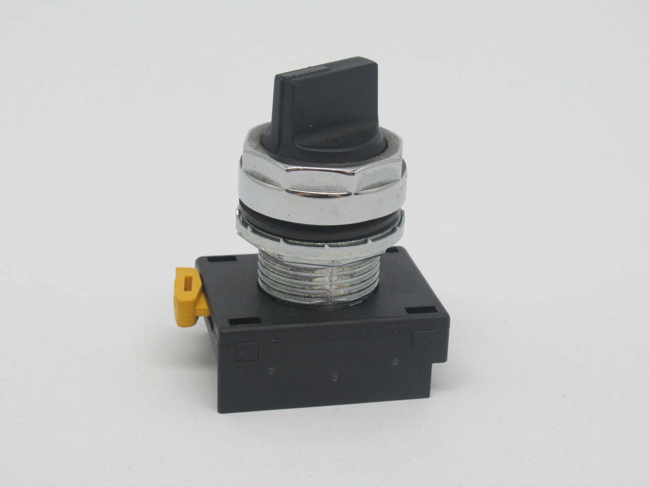 Eaton Cutler-Hammer E22X51 Selector Switch 2-Position Maintained Chrome USED