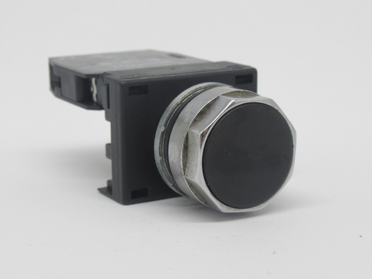 Eaton Cutler-Hammer EM22P1C Momentary Push Button 1NO 1NC Flush Black Cap USED