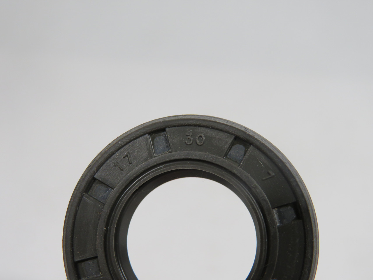 SKF 692685 Nitrile Oil Seal 17mm ID 30mm OD 7mm W NEW