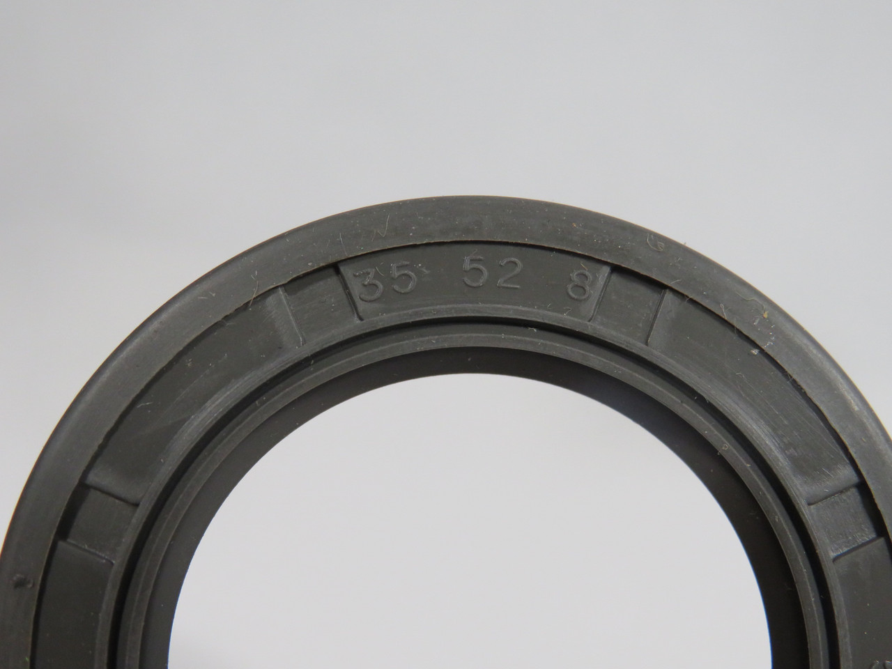 SKF 562974 Nitrile Oil Seal 35mm ID 52mm OD 8mm W NEW